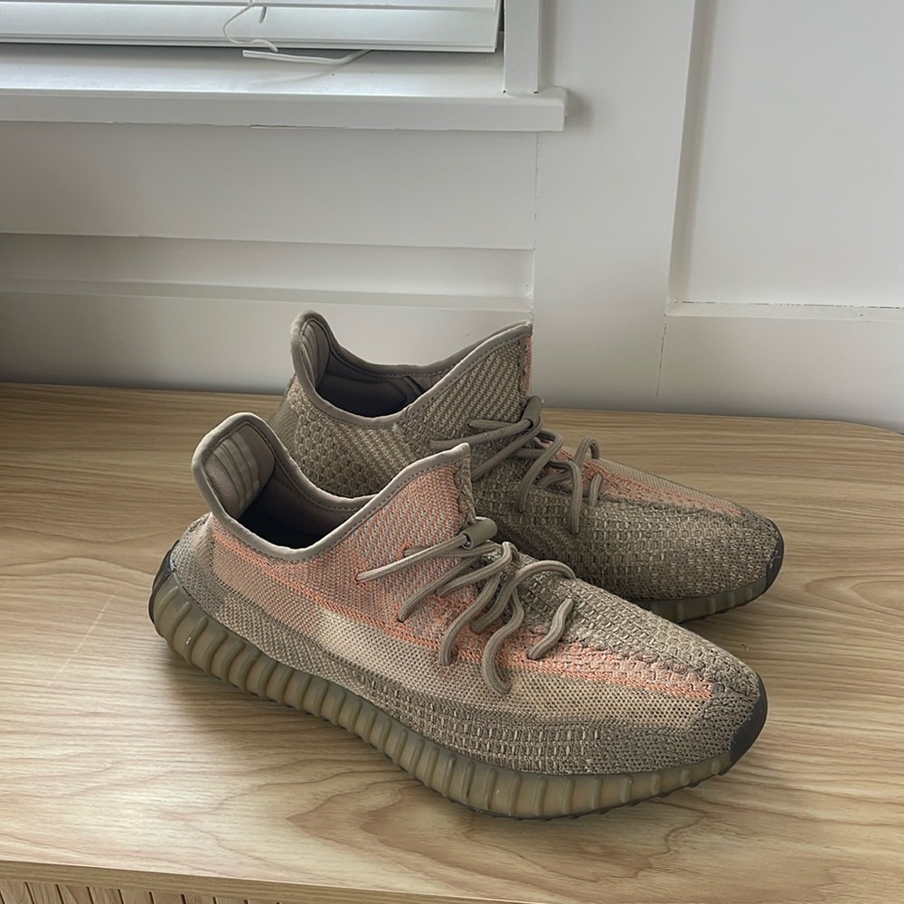 adidas Yeezy Boost 350 V2
Sand Taupe